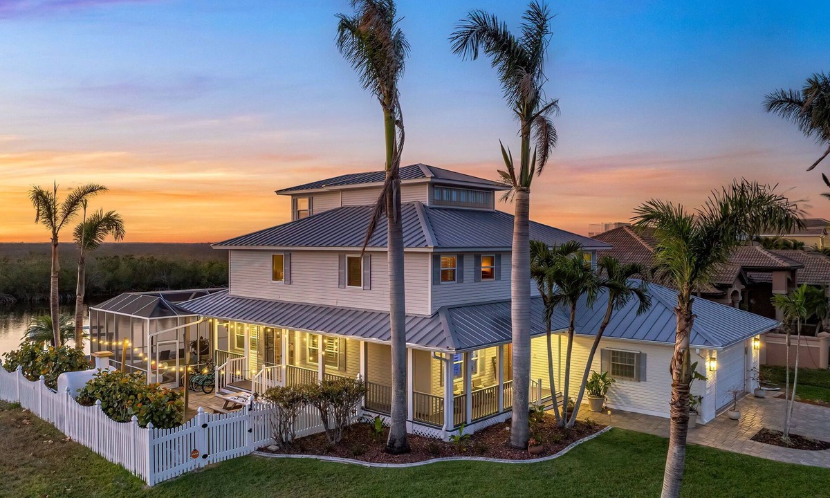 Pelican House | VILLA "EAGLE'S NEST" THREE STORY HOME WITH AMAZING VIEWS