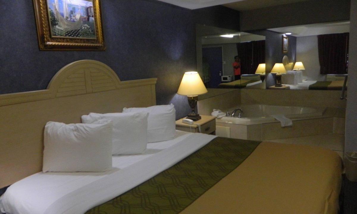 Smithville House | Village Inn and Suites