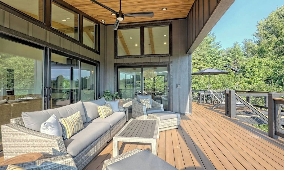 Hayesville House | Vineyard House “Casa Tra Le Vigne” by Chatuge Home Concierge | Lake Access · Firepit · Ping Pong