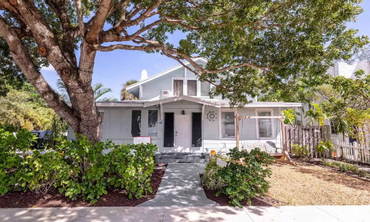 Lake Worth Cottage | Vintage Coastal Cottage -3Bed/1Bath Upstairs