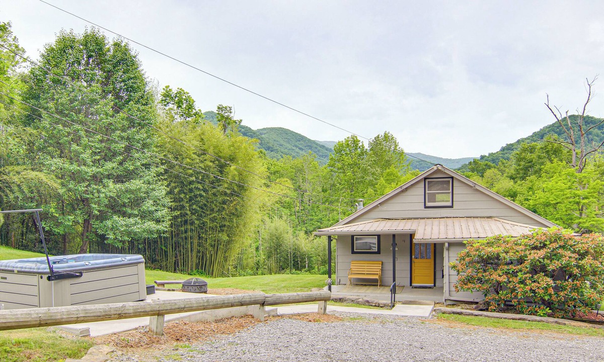 Canton House | Vintage Farm Cottage Near Hikes & Pigeon River