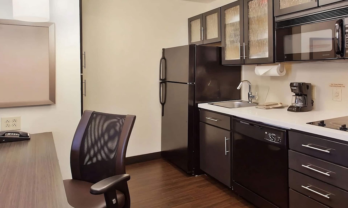 Ashley Oaks Hostel | Visit the Lakeshore Park! Private Kitchen & FREE Parking! Pets Allowed, Gazebo!