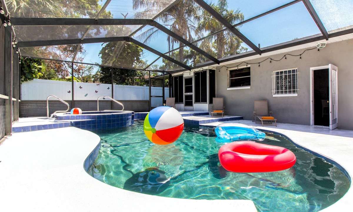 Clearwater House | Vitamin Sea Oasis [4R/2B] Cozy Family House Heated Salt Pool/Spa 3m from Beaches
