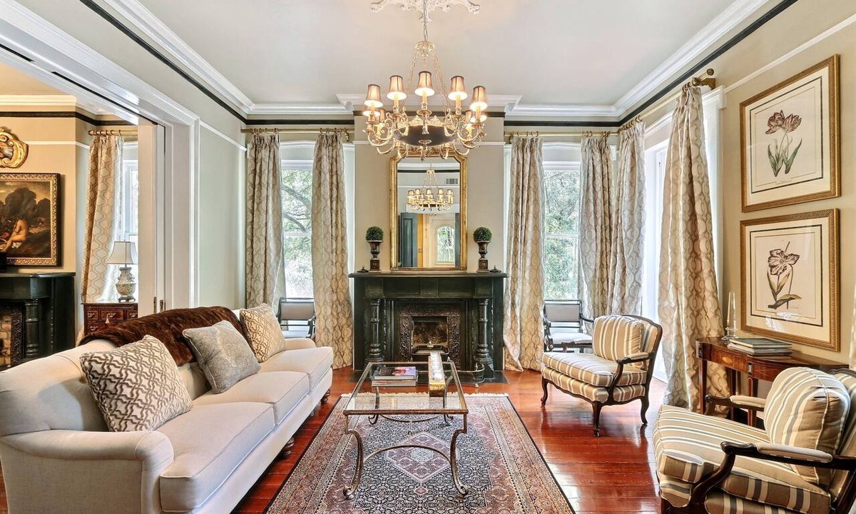 Historic Downtown Savannah Apartment | W Jones St. Luxury Parlor- Private Balcony & Off Street Parking Included!