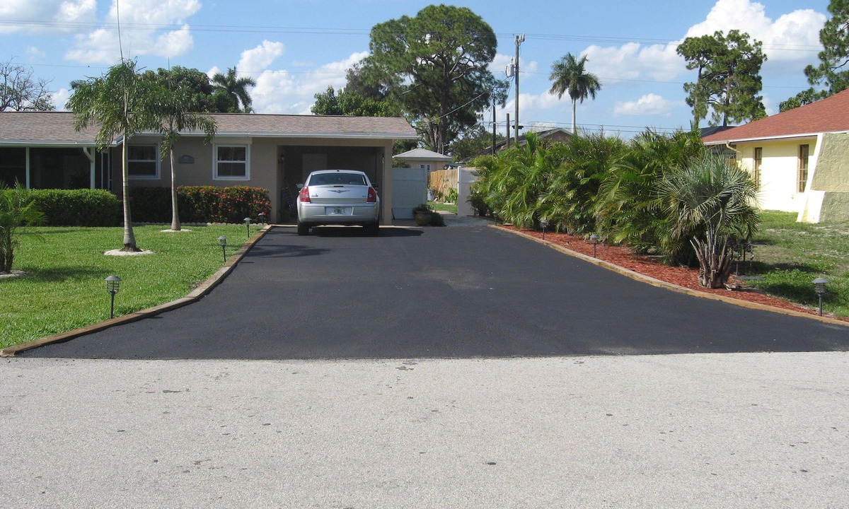 Naples Park Apartment | Walk, Ride or Bike to the Beach