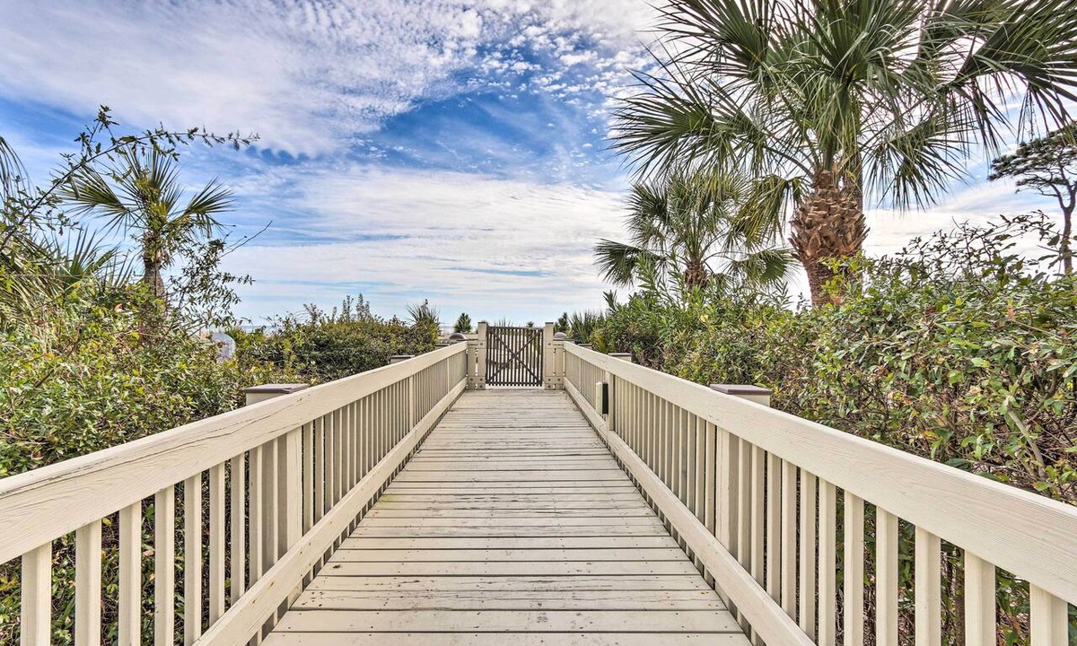 North Forest Beach Condo | Walk to Bars & Shops: Resort Condo in Hilton Head!