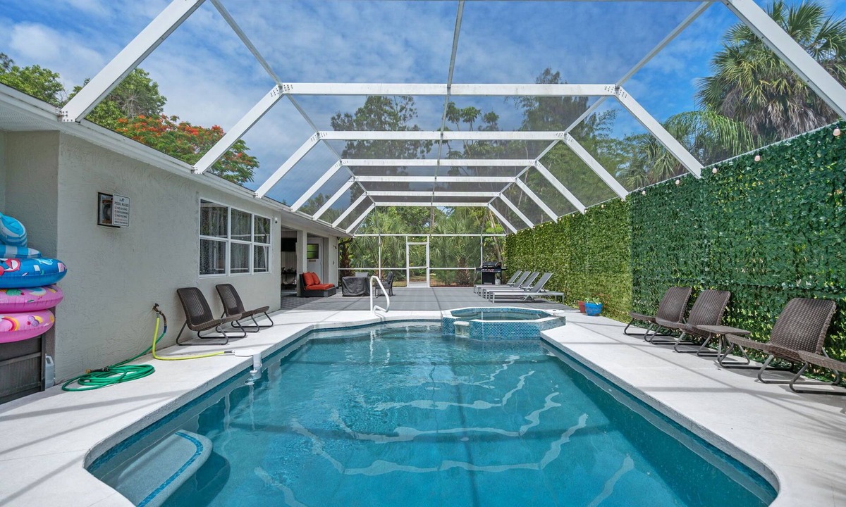 South Venice House | Walk to Beach, HEATED Pool/Spa, Screened Lanai w/everything for best vacation