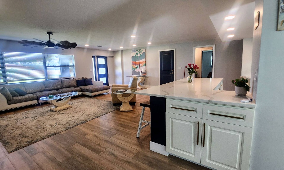 South Island House | Walk to Beach Immaculate Double Masters + 1 Bedroom Sleeps 8