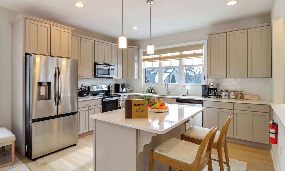 Lake Harmony Cottage | Walk to Big Boulder Mtn & Lake, Home w/Hot Tub!