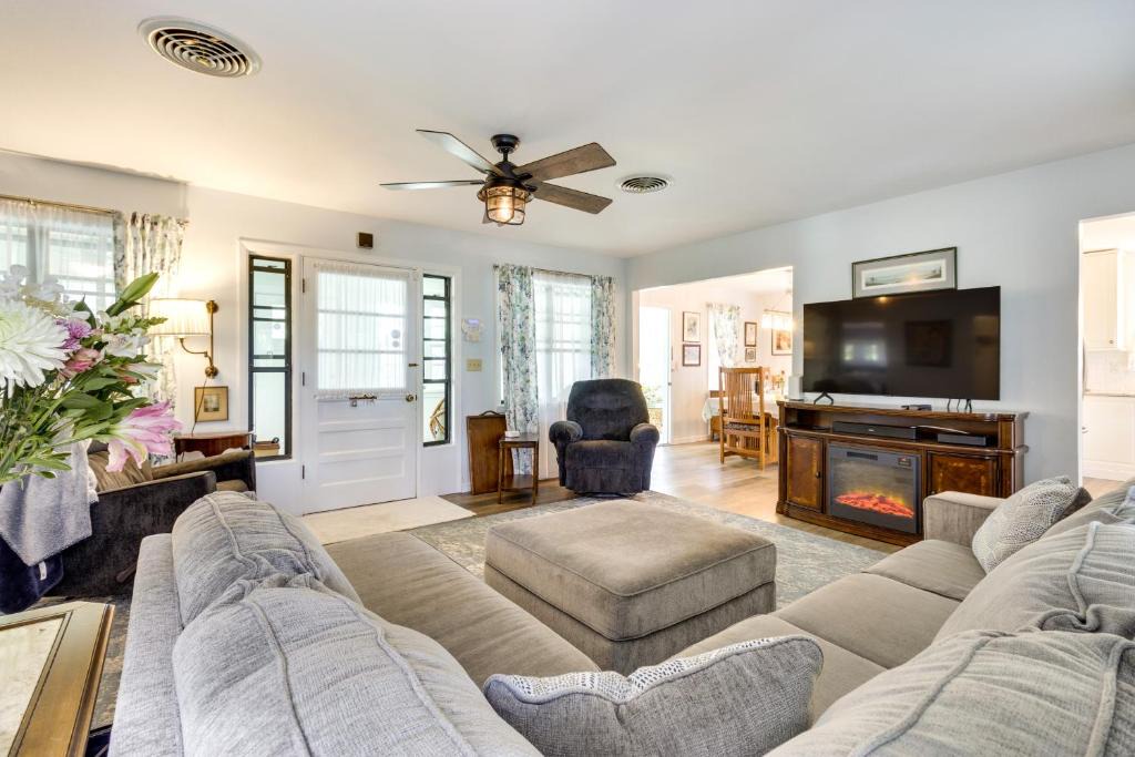 Mount Dora House | Walk to Lakes! Tropical Escape in Mount Dora