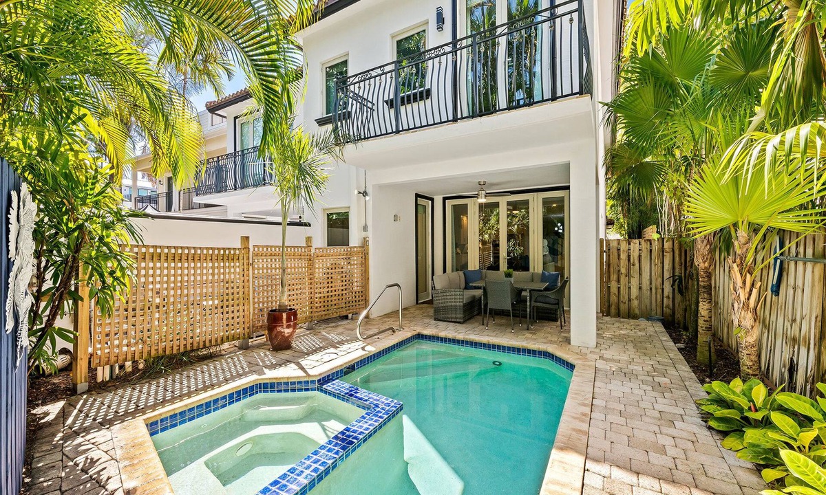 Victoria Park House | Walk to Las Olas~ NEW Heated Splash Pool~Jacuzzi~Spacious~Triple Decker~1.8mi to Beach