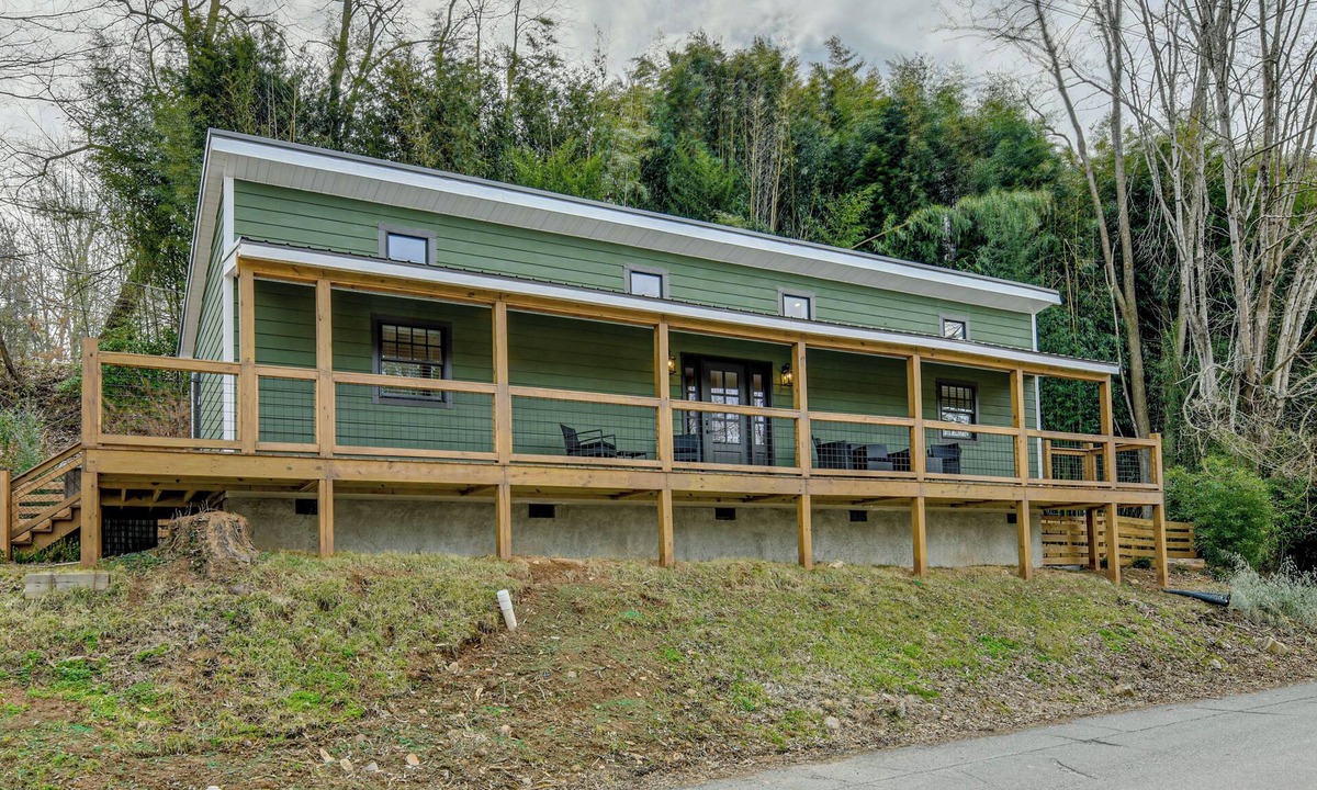 Waynesville Cabin | Walk to Main St! Mtn-View Getaway in Waynesville