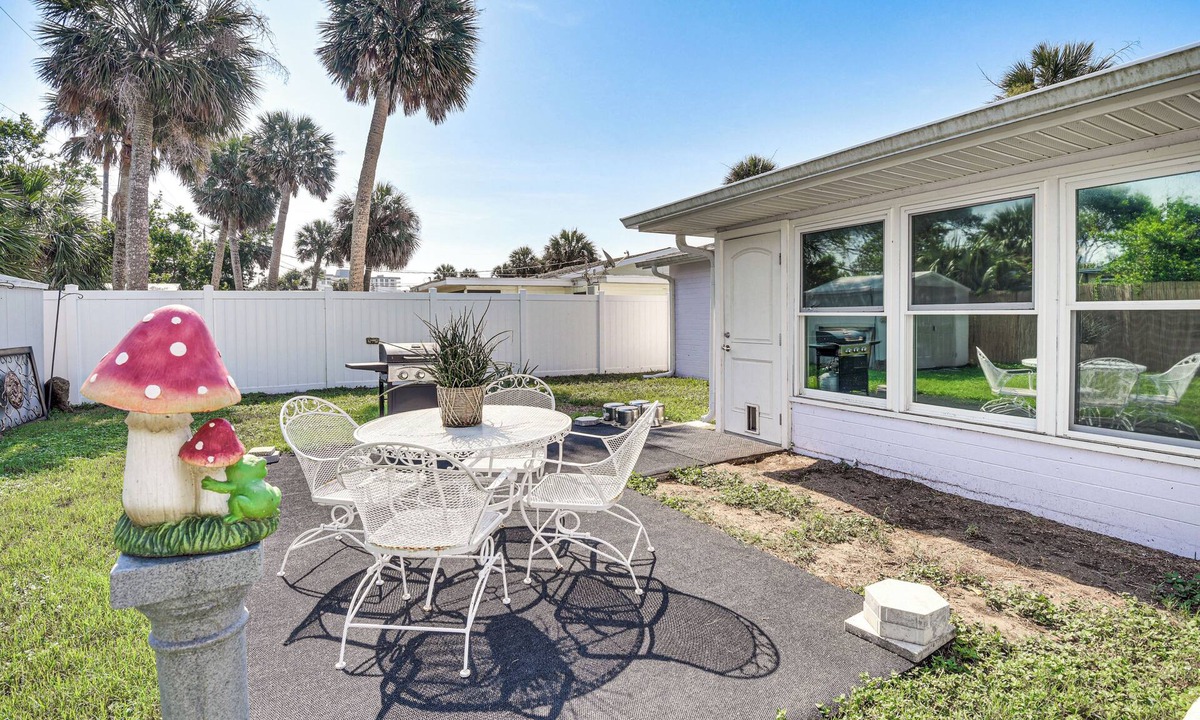 Ormond Ocean Gard House | Walk to Ocean: Cozy Home w/Yard in Ormond Beach!
