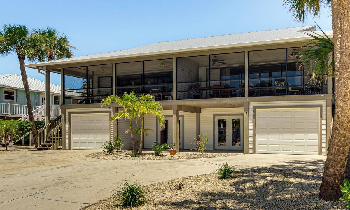 Mid Island House | Walk to Sugar Sands: Retreat in Fort Myers Beach