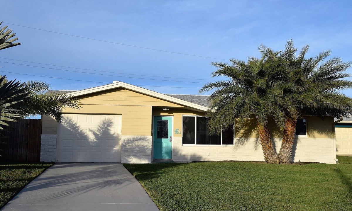 Ormond-by-the-Sea House | Walk to the Beach/River, Bikes, Paddleboard, Long Driveway - Great for Trailers
