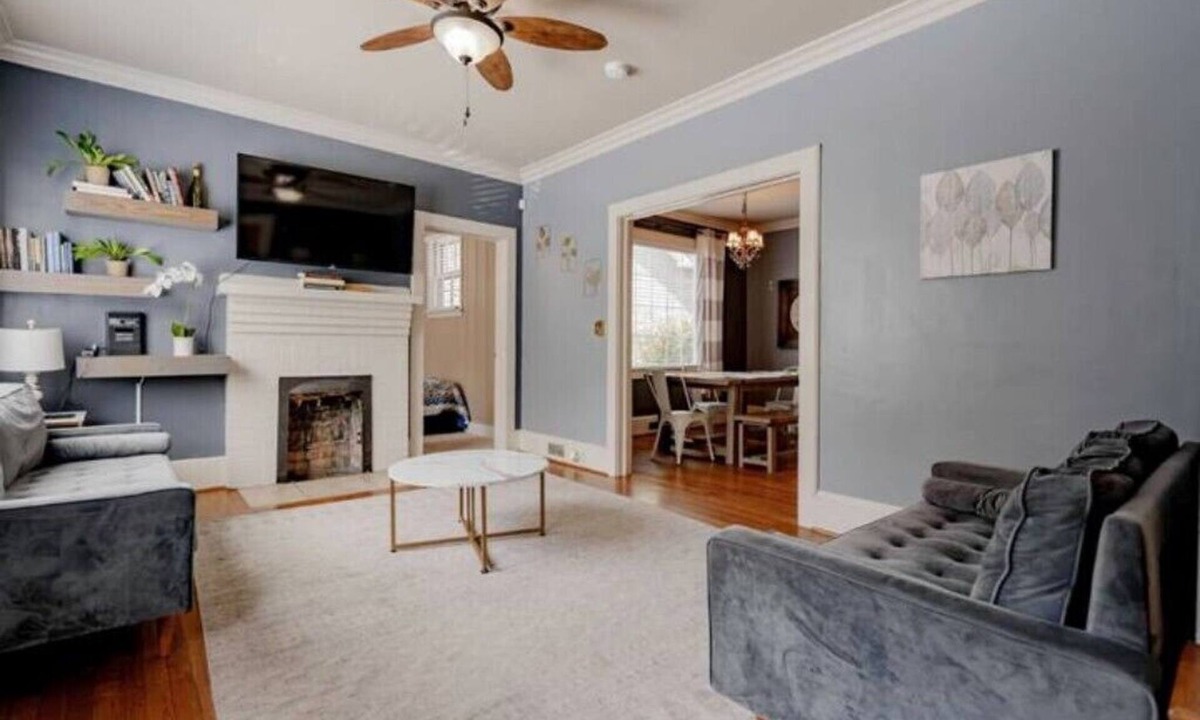 Rosewood House | Walk to USC/Devine Street - Cool Blue Bungalow - Pet Friendly!