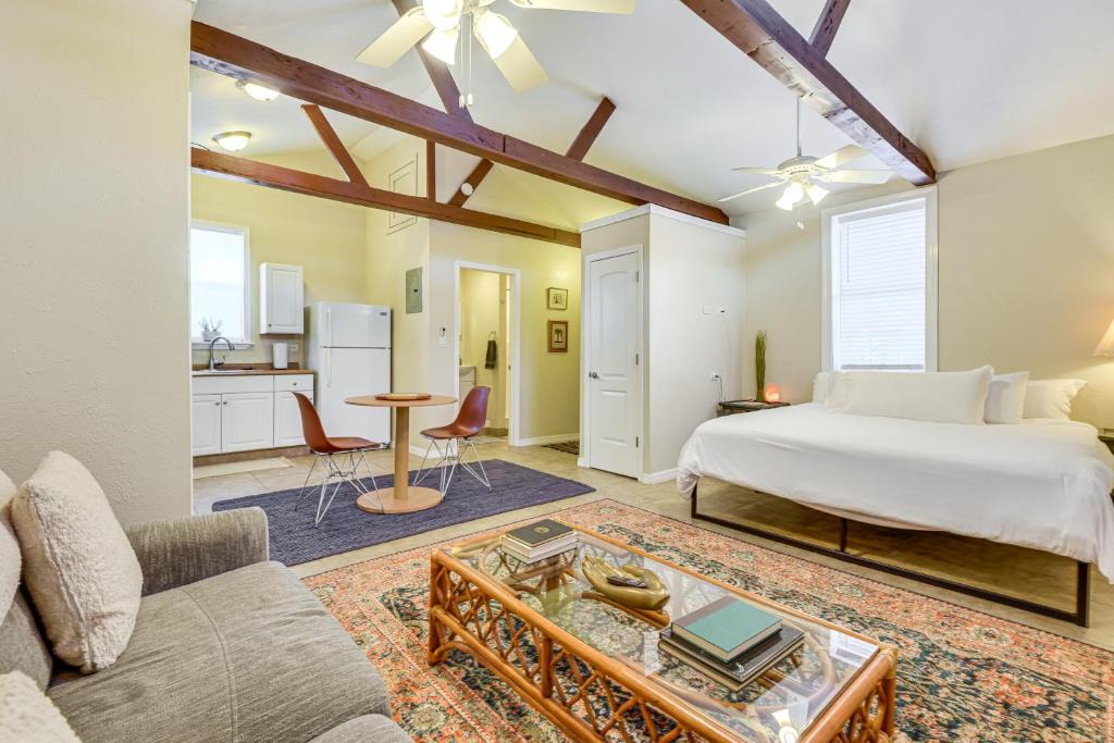 Bradenton Apartment | Walkable Studio 1 Mi to Riverwalk & Dtwn Bradenton