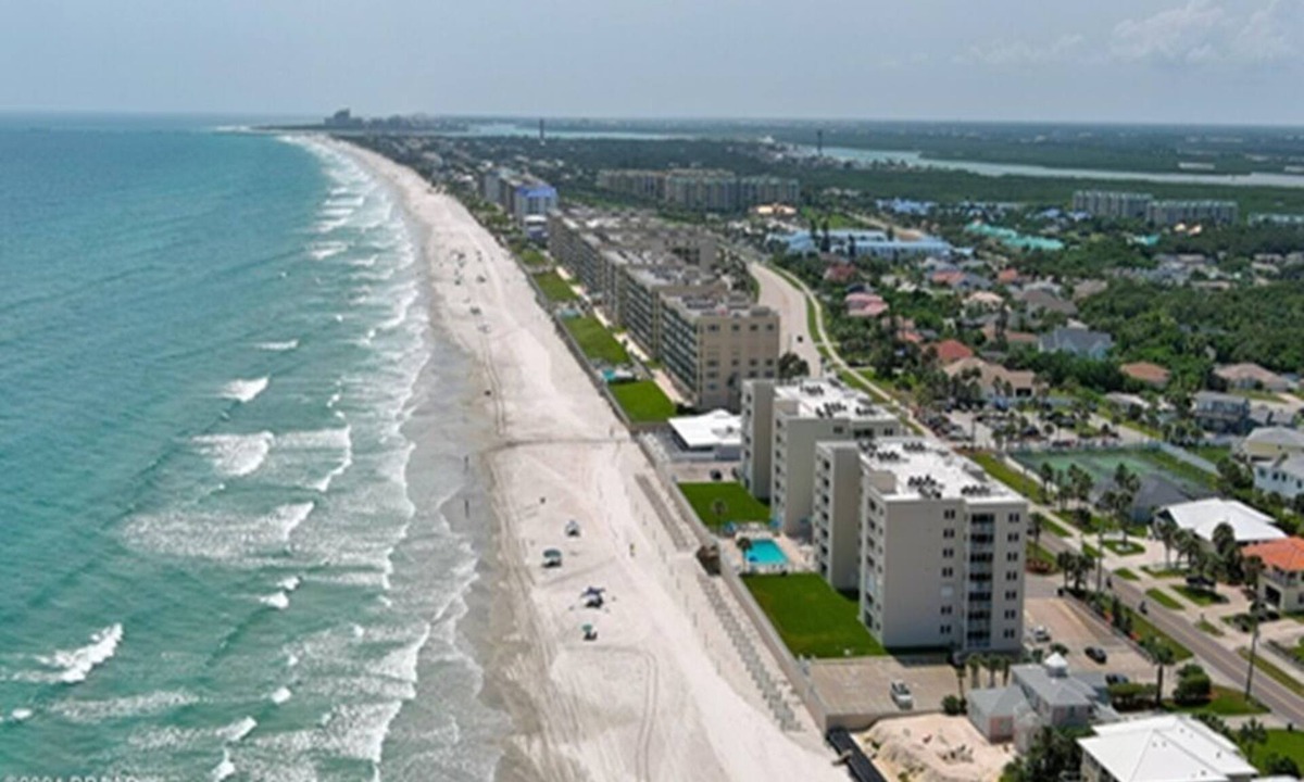 East Wind North Condo | Watch the Dolphins play in the Atlantic while the gentle waves roll in.