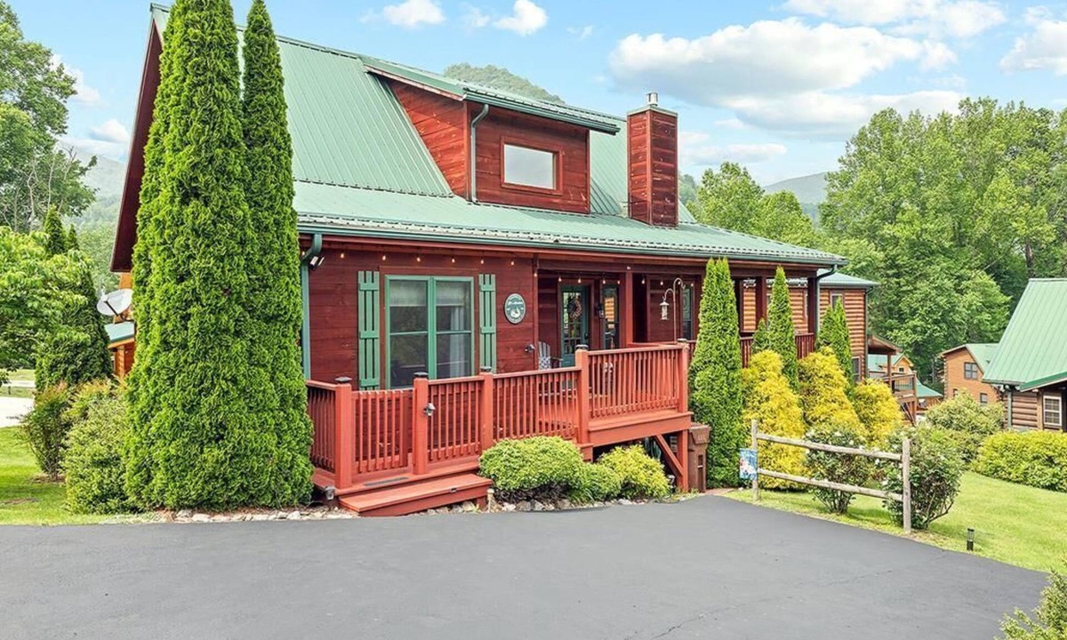 Maggie Valley Cabin | Watch the Elk from the Deck! Hot Tub, High Speed Wifi, Paved Access