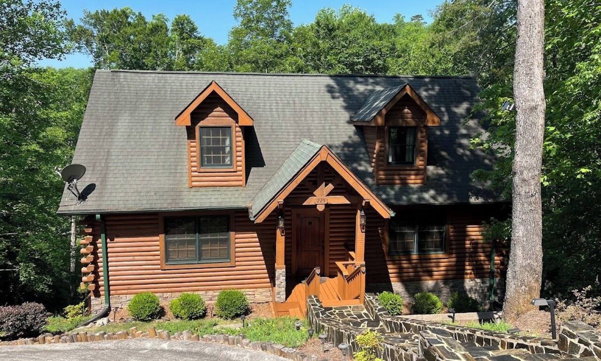 Sunset Cabin | Water-Front Luxury Keowee Cabin - Dog-friendly, canoe, paddleboards and kayaks!