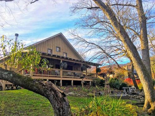 Bryson City House | Water's Edge, Covered Porch, Deep Creek as your Backyard Haven, Hot Tub, Pool Table, Fire Pit, Close to Town & Entrance to National Park