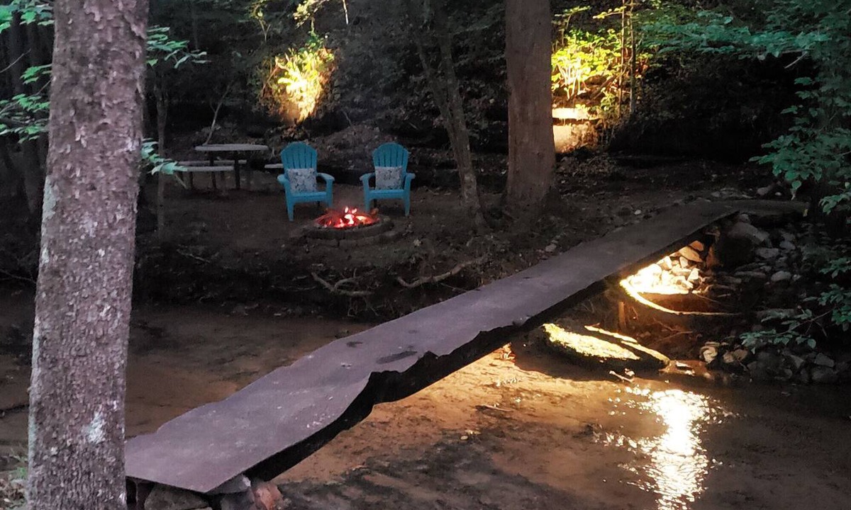 Hickman Apartment | Waterfall Suite - Private Secluded Loft in Lyles