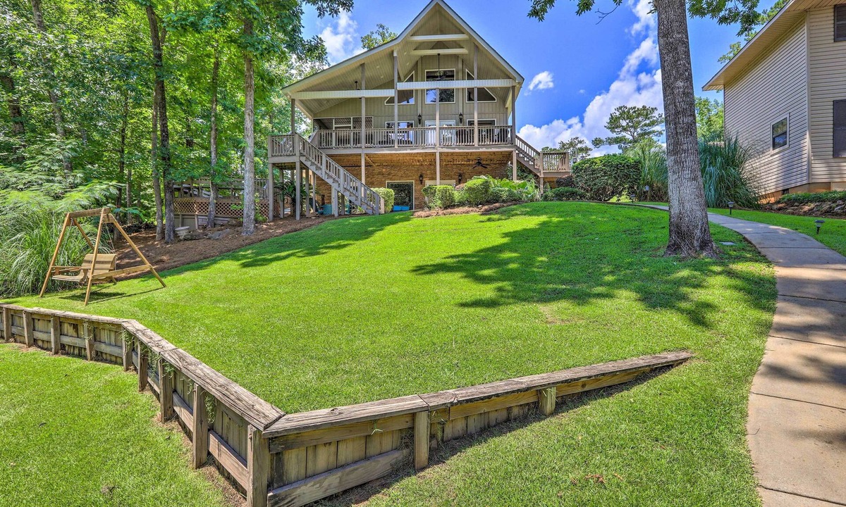 Eatonton House | Waterfront Eatonton Escape w/Private Hot Tub!