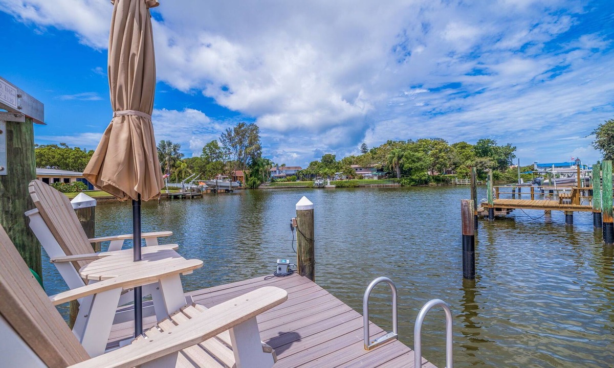 Anona House | Waterfront Escape ~ 8 min to Indian Rocks Beach ~ Dolphin & Manatee Sightings