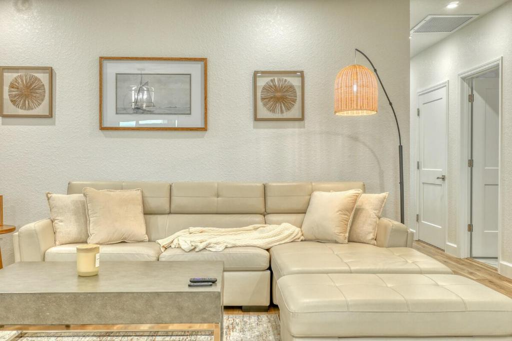 Pebble Beach Villa | Waterfront Family Vacation , Near Ocean and Mineral Springs, 7 sleeps