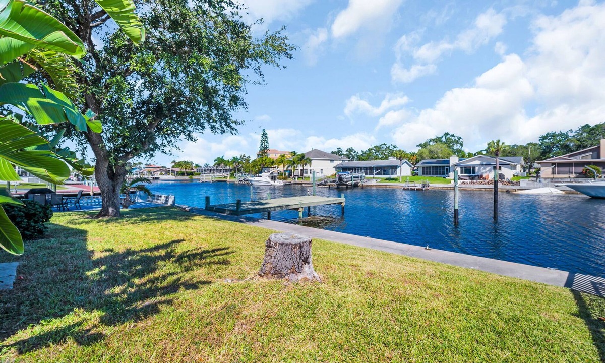 Flor-a-mar House | Waterfront, Fishing, Firepit @ The Pier Cottage