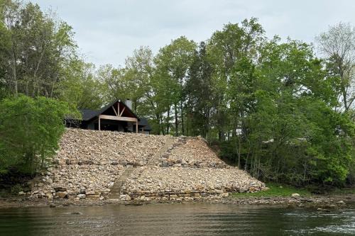Flippin House | Waterfront Flippin Retreat w/White River Access!