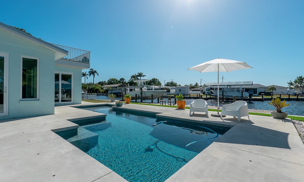 Bradenton House | Waterfront Home! Sleeps 8 Heated Pool Spa Boat Dock Chef Kitchen Small dogs OK