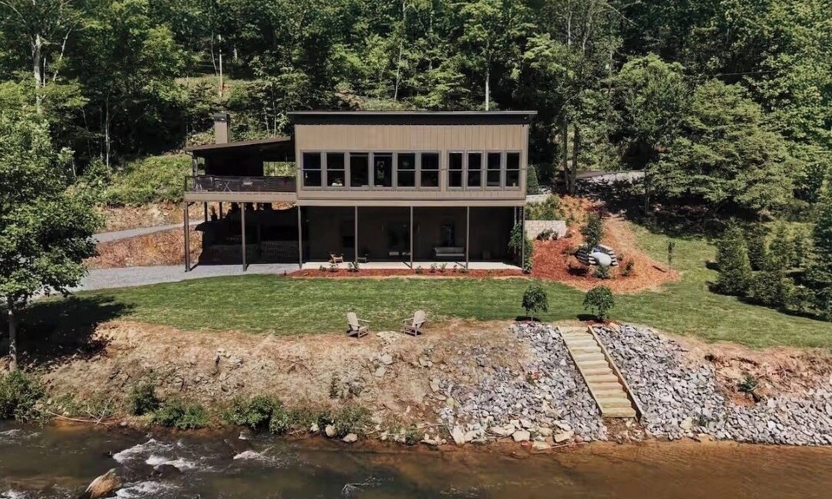 McCaysville Cabin | Waterfront Luxury with Hot Tub and Sauna on Fightingtown Creek