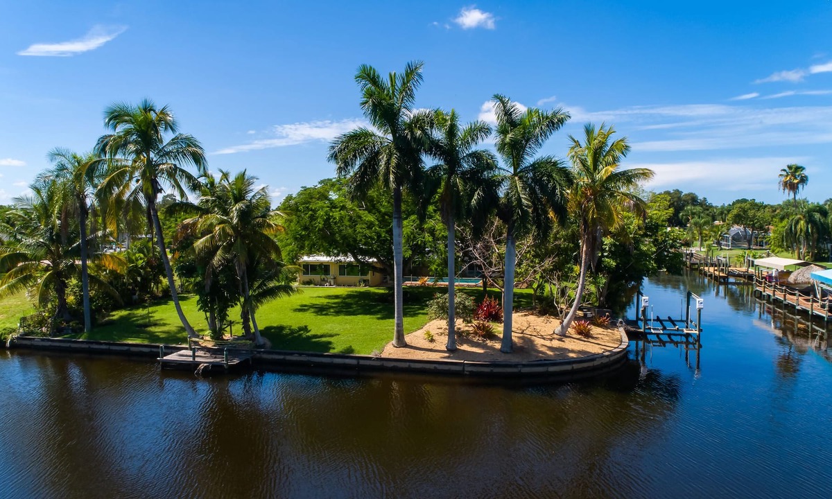 Yacht Club House | Waterfront! Oversize Corner Yard, Dock w/lift, Hot Tub & Pool