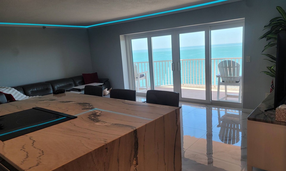 Pinellas Point Condo | WATERFRONT PENTHOUSE 2BD/2BA Skyway Suite 5 Min to DOWNTOWN LIVE MUSIC & BEACHES