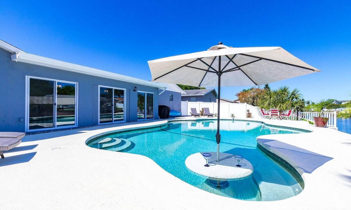 Bay Crest Park House | WATERFRONT RESORT! ON TAMPA BAY WITH SALT HEATED POOL KAYAKS & PADDLEBOARDS 5BDR
