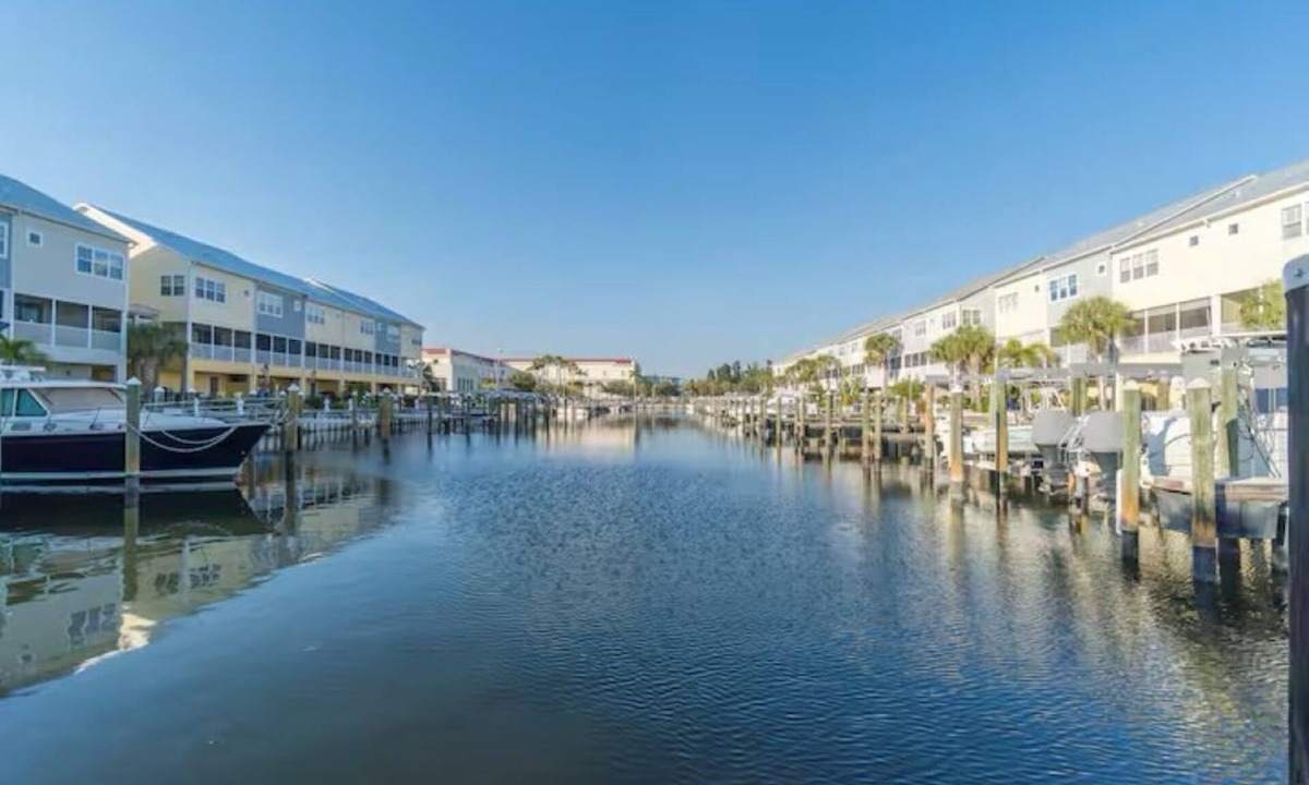 Pinellas Point House | Waterfront Townhome w/Garage – St. Pete