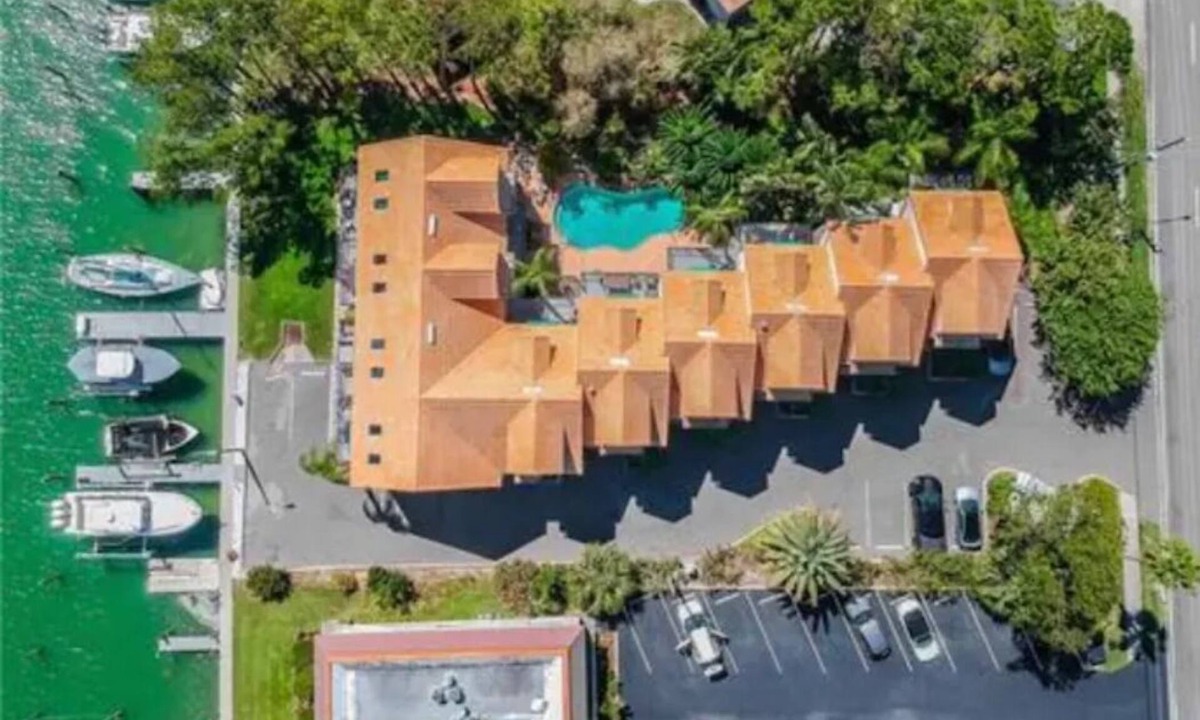 Island Estate House | Waterfront view property 5 minutes from the beaches!