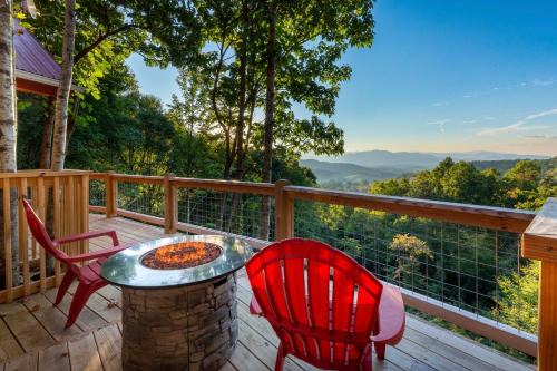 Waynesville House | Waynesville Romantic Hideaway w/Private Hot Tub
