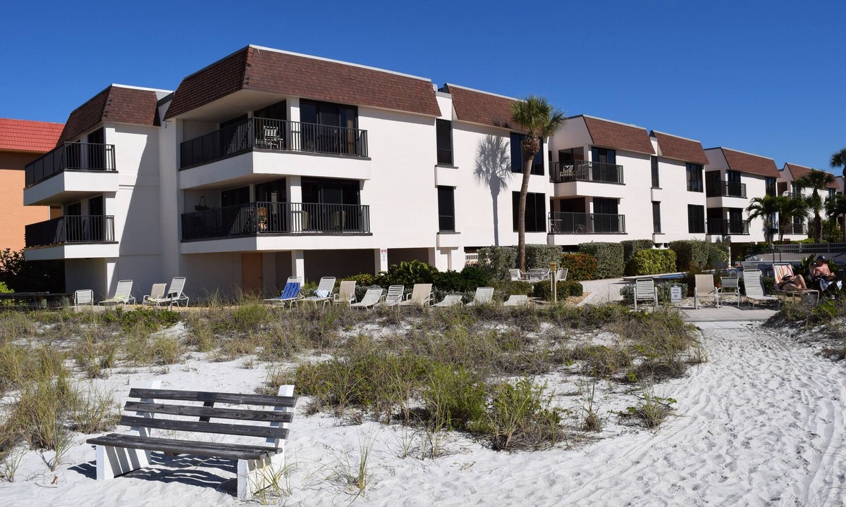 Holmes Beach Condo | WE 106 Lovely Gulf Front 1/1 Pool Condo Relax On Sugar Sand Beach