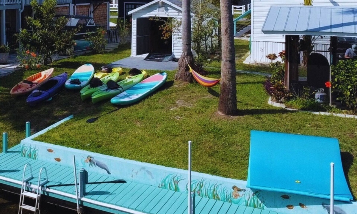 Weeki Wachee Gardens House | Weeki Mermaid Retreat w/Kayaks SUPs Hammock Games