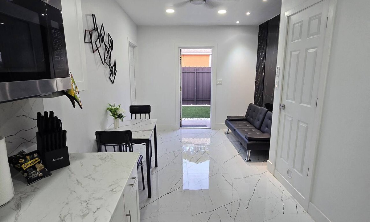 Spring Hill Apartment | Weeki Wachee Mermaids small suite