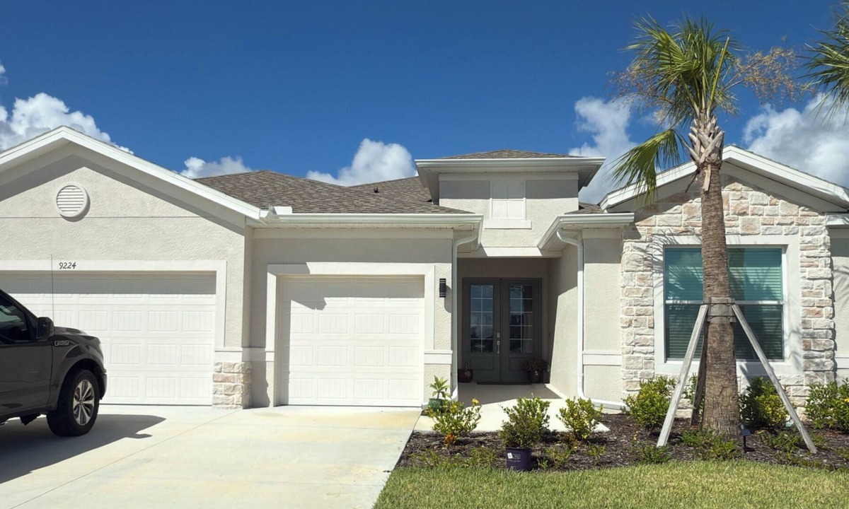 Lehigh Acres House | Welcome to a golfer's paradise in this charming 2-bedroom house
