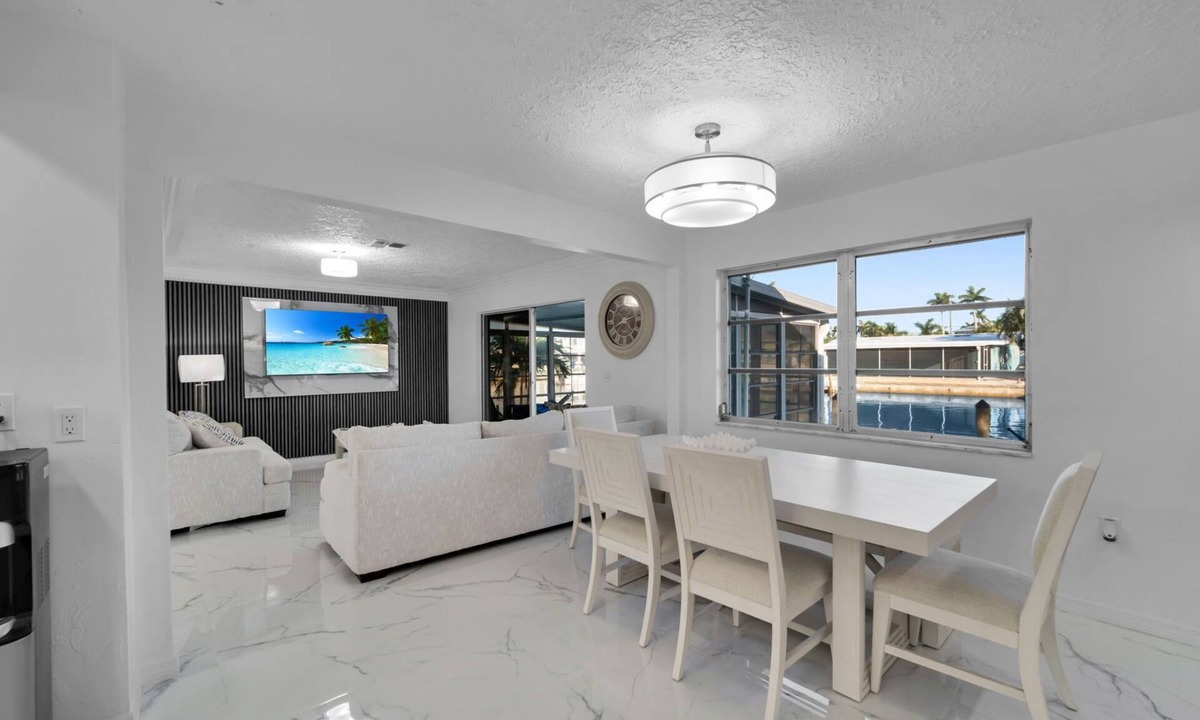 Matlacha House | Welcoming 3-bedroom new house, pool table& dock!