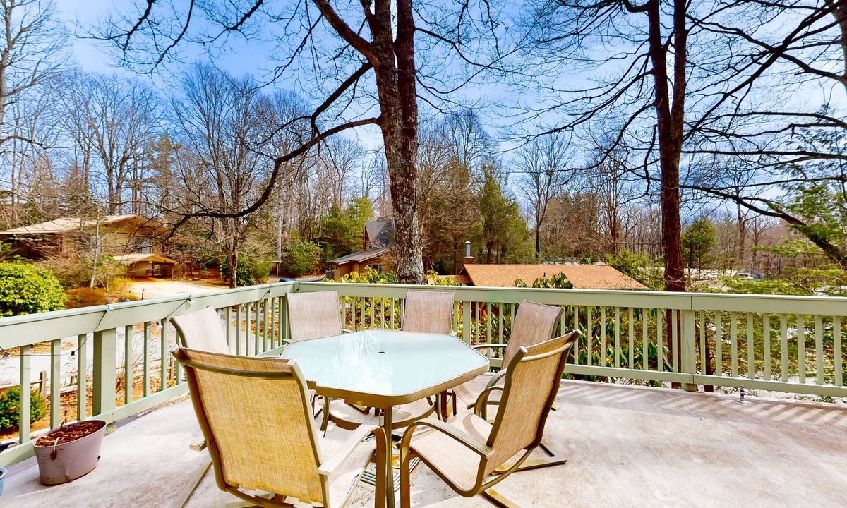 Newland Cottage | Welcoming cottage with fireplace, tennis court, pool, deck, W/D, & kitchenette