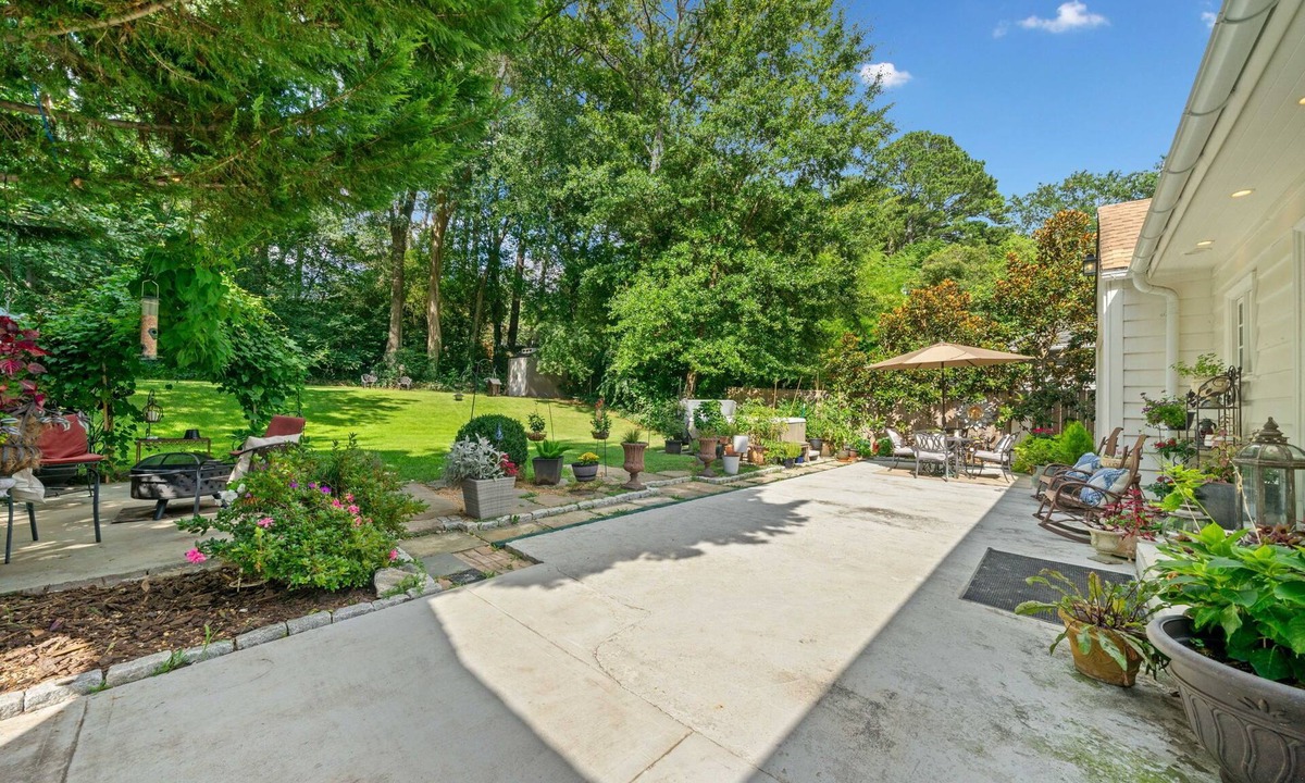 Lindridge-Martin Manor House | Welcoming Family Oasis I Fenced I Jacuzzi I Chef’s Kitchen