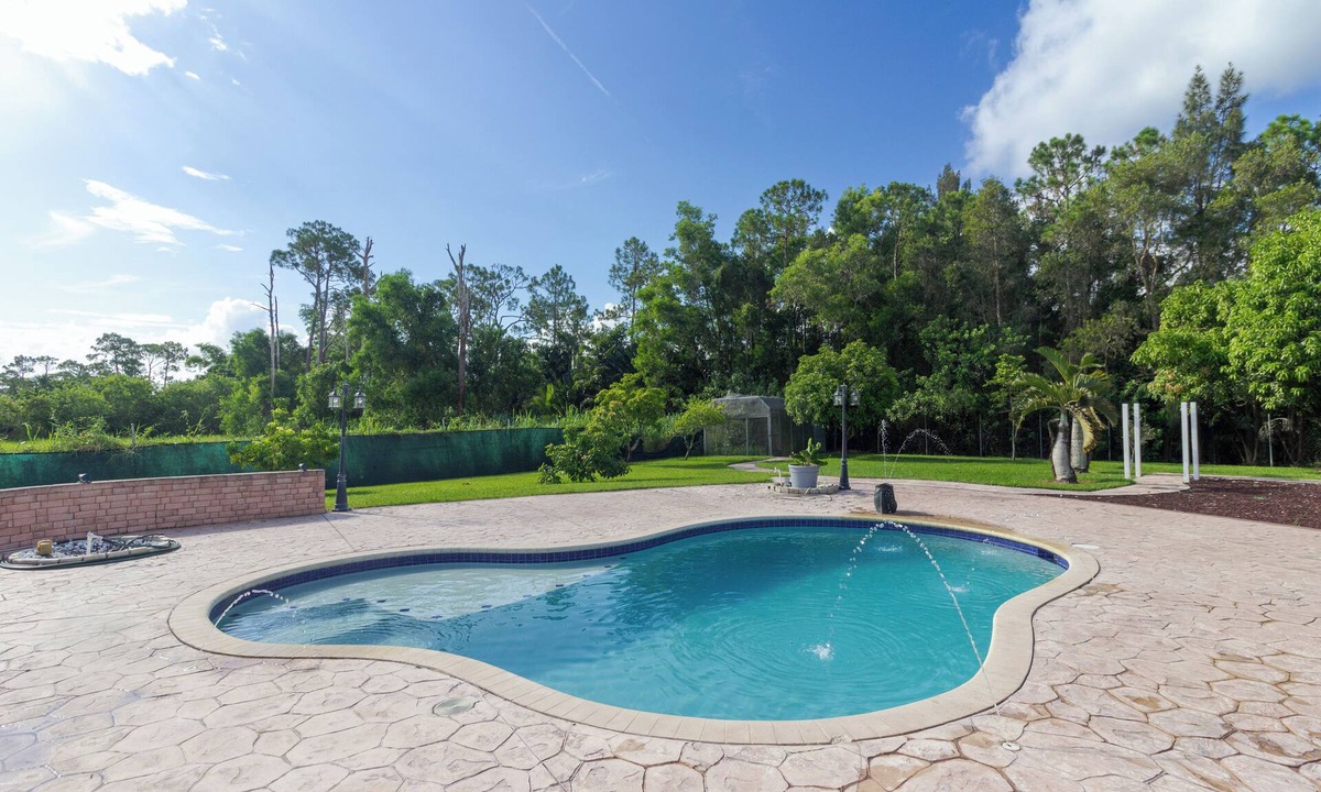 Hunt Club House | West Palm Beach Spacious 4BR Pool Hot Tub Gym BBQ King Beds