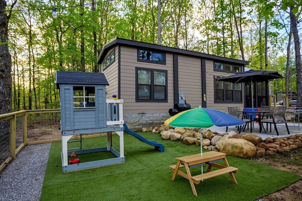 Tracy City Cabin | Whimsical Mountain Tiny House with Hot Tub near South Cumberland State Park Tennessee