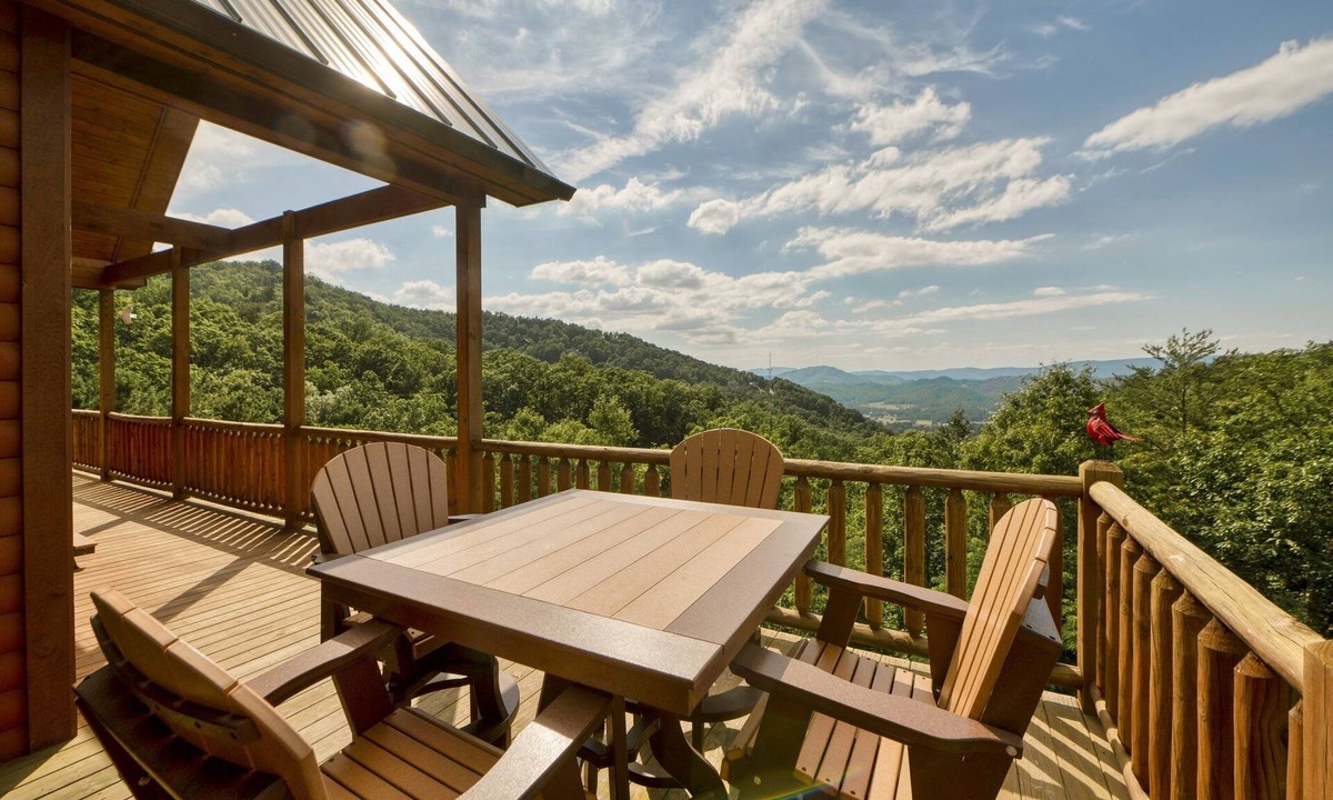 Smoky Mountains Cabin | Whiskey Mountain Lodge * Mountain View! *Private Mountain Setting *Hot Tub *Pool Table *Ping Pong