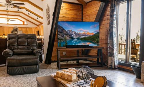 Lone Rock House | White River Escape with BBQ & Private Backyard